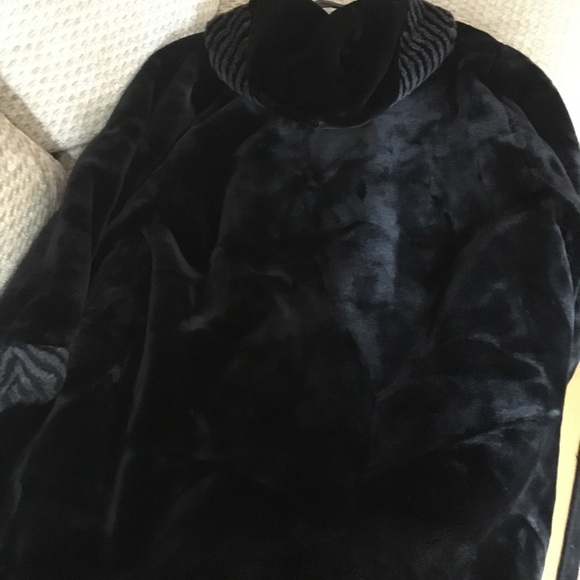 ⭐️Beautiful knee length fur coat ⭐️ - Picture 3 of 5